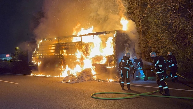 The trailer was fully engulfed in flames within a very short time. The fire departments were able to bring the fire under control. (Bild: ZOOM Tirol)