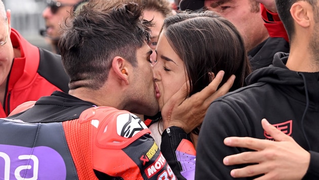 After the victory, Jorge Martin received a hearty kiss from girlfriend Maria Monfort Matutes (Bild: APA/AFP/William WEST)