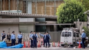 Mit diesem Auto krachte der Angreifer gegen den Sicherheitszaun der Parteizentrale. (Bild: APA/AFP/Yuichi YAMAZAKI)