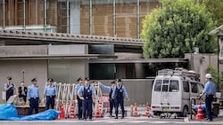 Mit diesem Auto krachte der Angreifer gegen den Sicherheitszaun der Parteizentrale. (Bild: APA/AFP/Yuichi YAMAZAKI)