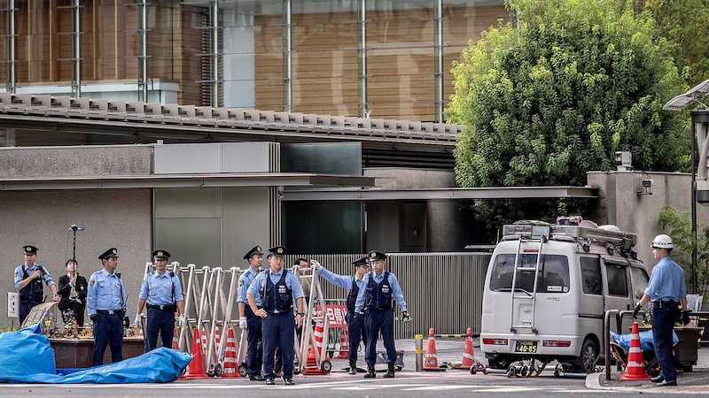 Mit diesem Auto krachte der Angreifer gegen den Sicherheitszaun der Parteizentrale. (Bild: APA/AFP/Yuichi YAMAZAKI)