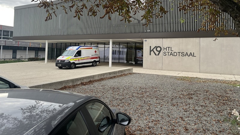 During the operation, some residents were accommodated in the Zistersdorf town hall. (Bild: Josef Poyer, Krone KREATIV)