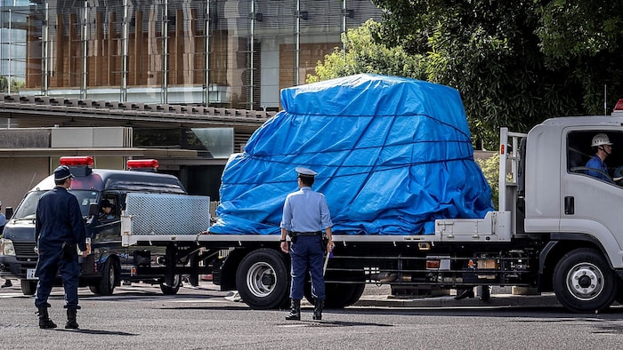 Das Fahrzeug des Attentäters wird abgeschleppt.
