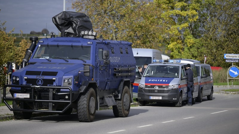 Major police operation near Zistersdorf (Lower Austria) (Bild: Imre Antal, Krone KREATIV)