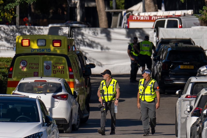 Einsatzkräfte in der Nähe des Netanyahu-Anwesens (Bild: AP/Ariel Schalit)