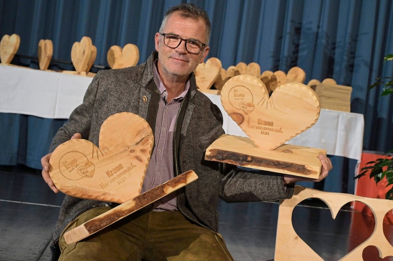 Heinz Weissmann made our beautiful Swiss stone pine heart trophies. (Bild: Evelyn Hronek)