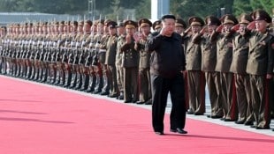Nordkoreas Diktator Kim Jong Un schickt seine Soldaten in den Ukraine-Krieg. Etwa 2000 sollen ...