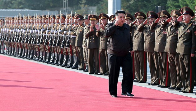 Nordkoreas Diktator Kim Jong Un schickt seine Soldaten in den Ukraine-Krieg. Etwa 2000 sollen ...