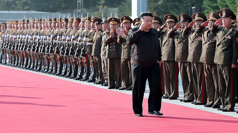 Südkoreanischen Geheimdienstberichten zufolge soll Kim Jong Un bereits Tausende Soldaten an die Ukraine-Front geschickt haben. Die USA verfügen laut eigenen Angaben ebenfalls über Beweise. (Bild: APA/AFP/KCNA VIA KNS/STR)