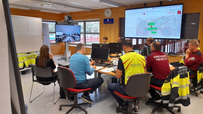 Yesterday, Friday, there was already a lively exchange between the Tyrolean Operations Centre and the South Tyrolean Situation Center via video conference. The picture shows the South Tyrol Situation Center. (Bild: Landespresseamt Südtirol)