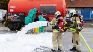 Im Rahmen des Gefahrengutszenarios wurde seitens der Feuerwehr die ausgetretene Essigsäure behandelt, um weiteren Schaden zu verhindern. (Bild: Land Tirol/Die Fotografen)