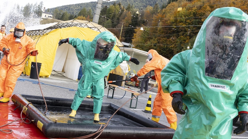 Decontamination of the emergency services at Steinach am Brenner station. (Bild: Land Tirol/Die Fotografen)