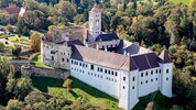 Umgeben von der Pracht der Renaissance, wandeln Besucher auf der Schallaburg auf den Spuren ...