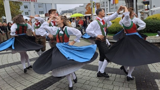 Die Volkstanzgruppe Lindwurm bei der Eröffnung des 720. Ursulamarktes in Klagenfurt. (Bild: Christina Natascha Kogler)