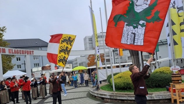 Flag-wavers at the ceremonial opening of the Ursula Market. (Bild: Christina Natascha Kogler)