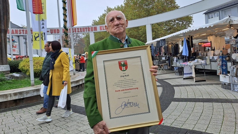 Rudi Jörg from Klagenfurt has been organizing flea markets like the one at the Ursula Market for 20 years. On Saturday, he was honored for his commitment. (Bild: Christina Natascha Kogler)