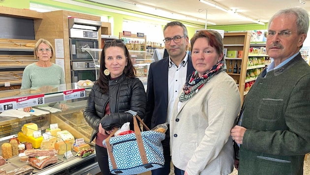 A grocer is often more than just a store. Here, people also take time for a chat and a coffee. (Bild: Evelyne Schultes)