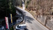 Hier bei der Thalmühle ist eine größere Brücke nötig, der Radweg wechselt die Seite, in ...
