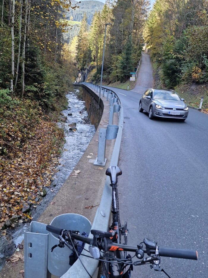 Hier verläuft der Weg links vom Bach, wo derzeit noch Wald steht.