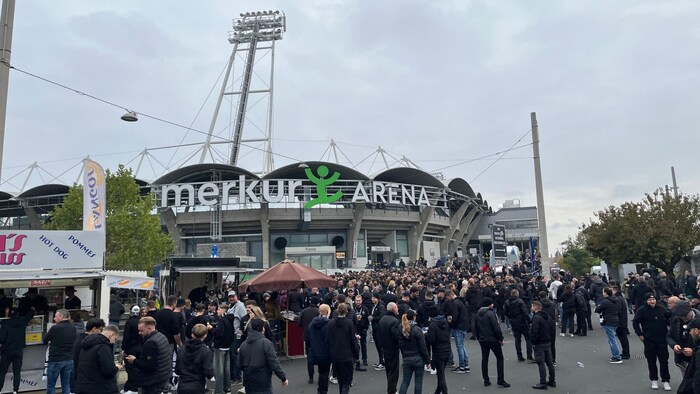 It fills up around the stadium - the Sturm fans are clearly in the majority.