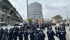 Die Polizei formiert sich rund um die Merkur Arena. (Bild: zVg/Krone-Lesereporter)