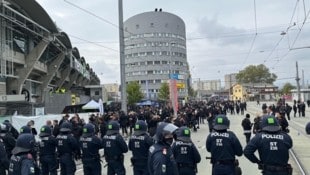 Die Polizei formiert sich rund um die Merkur Arena. (Bild: zVg/Krone-Lesereporter)