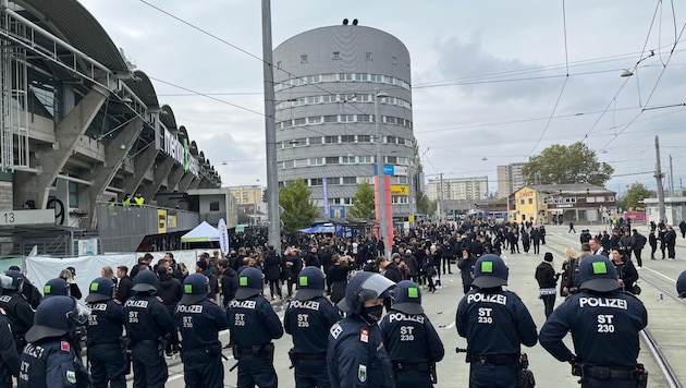 The police form up around the Merkur Arena. (Bild: zVg/Krone-Lesereporter)