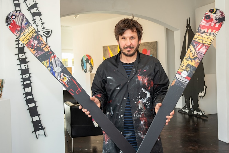 Derzeit verschönert er Skis der Firma Haiden auf Hafning mit seinen bunten Grafiken.  (Bild: Doris_SEEBACHER)