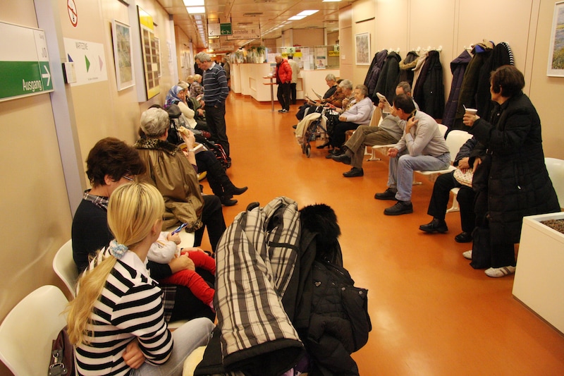 Overcrowded outpatient clinics in hospitals put patients' patience to the test. (Bild: Kronen Zeitung)