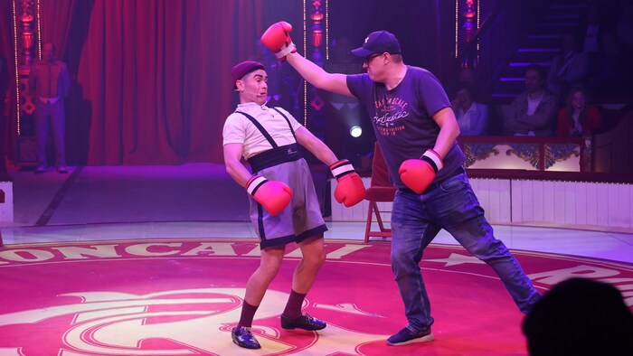 Clown „Matute“ liefert sich mit einem „Auserwählten“ aus dem Publikum einen Boxkampf.