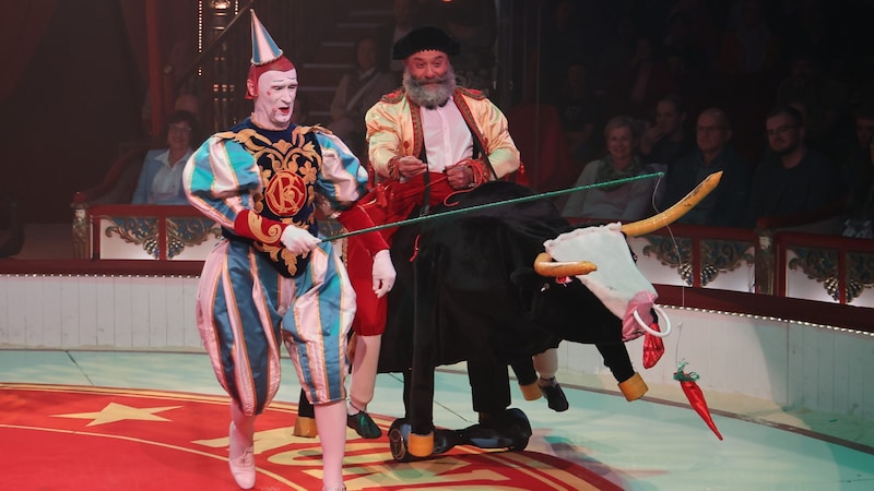 The white clown "Gensi" during a bull interlude with "Wacko", who later causes a sensation. (Bild: Birbaumer Christof)