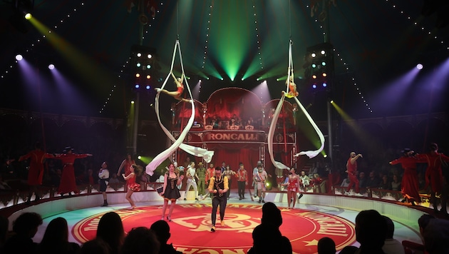 The circus ring of Circus Roncalli has been transformed into a colorful stage. (Bild: Birbaumer Christof)