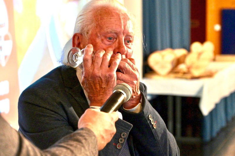 Hubert Offner is passionate about music - he played a serenade on his harmonica at the Herzensmensch Gala. (Bild: Evelyn Hronek)