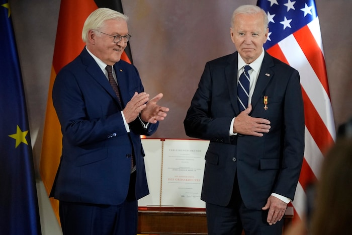 Biden wurde von Deutschland die „Sonderstufe des Großkreuzes des Verdienstordens der ...