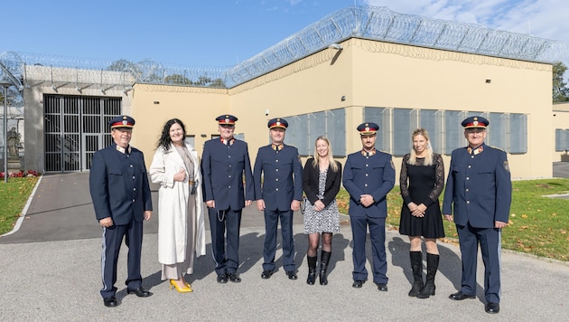 The management of Sonnberg Prison with Manfred Schönhofer from the Prison Guard Command, Head of Social Services Elisabeth Böckl, Robert Schwingenschlögl from the Prison Guard Command, Economic Manager Rene Zeitlberger, Head of Psychosocial Services Sonja Schwentenwein, Head of the Prison Florian Hamedinger, Head of the Legal Office Marlene Antl and Head of Prison Franz Neuteufel (from left). (Bild: Krisztian Juhasz)