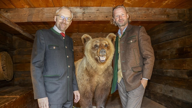 The hunters like to show it off: the Schwarzach bear - with museum director Peter Fritz (left) and provincial master hunter Max Mayr Melnhof. (Bild: Tschepp Markus)