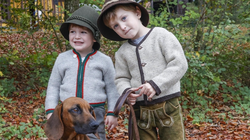 Lorenz und Rupert mit Hund Asta aus Bramberg (Bild: Tschepp Markus)