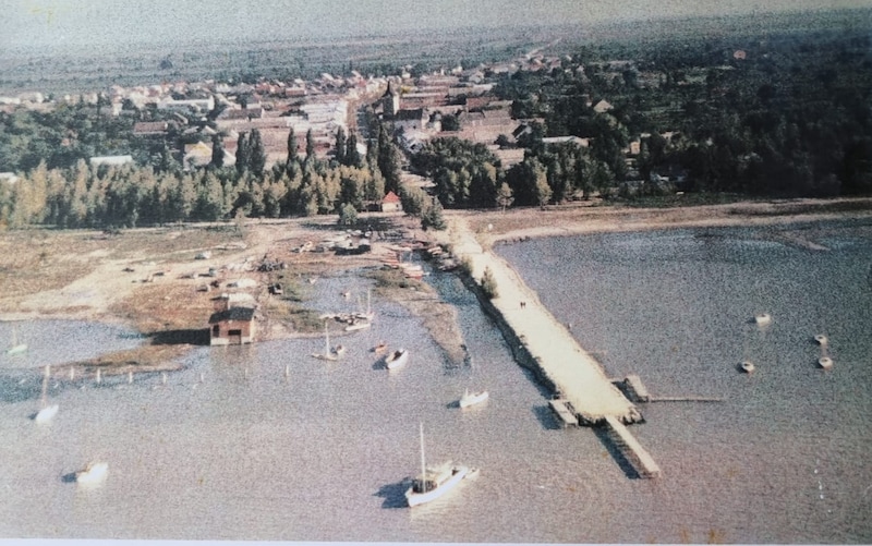 Podersdorf 1969. Weit und breit kein Leuchtturm. Nur ein langer Holzsteg.  (Bild: Archiv Podersdorf )