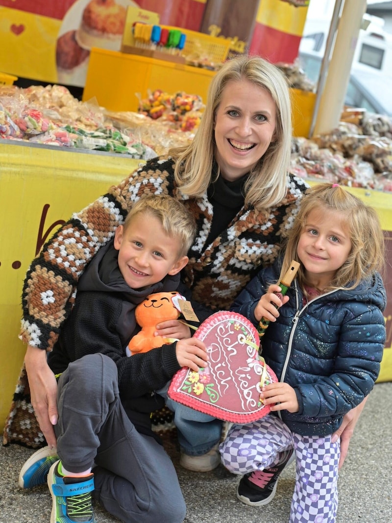 „Ich liebe Dich!“: Leb- kuchenherzen, Kokosbusserln und Schoko- früchte gehören zum Ursula- marktbesuch dazu! (Bild: Evelyn Hronek/EVELYN HRONEK)