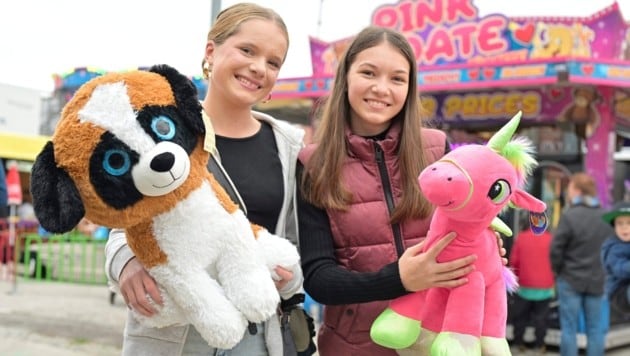 Elisa und Katharina waren schon am ersten Ursulamarkttag unterwegs (Bild: Evelyn Hronek/EVELYN HRONEK)