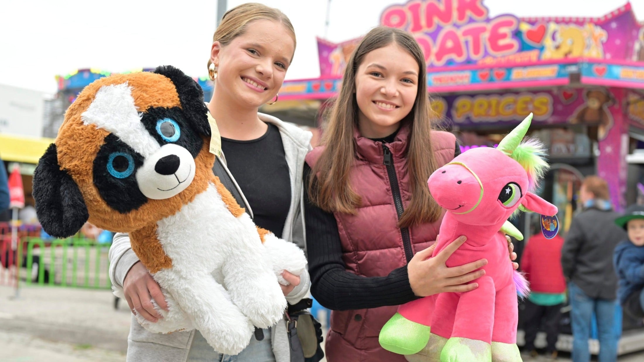 Elisa und Katharina waren schon am ersten Ursulamarkttag unterwegs
