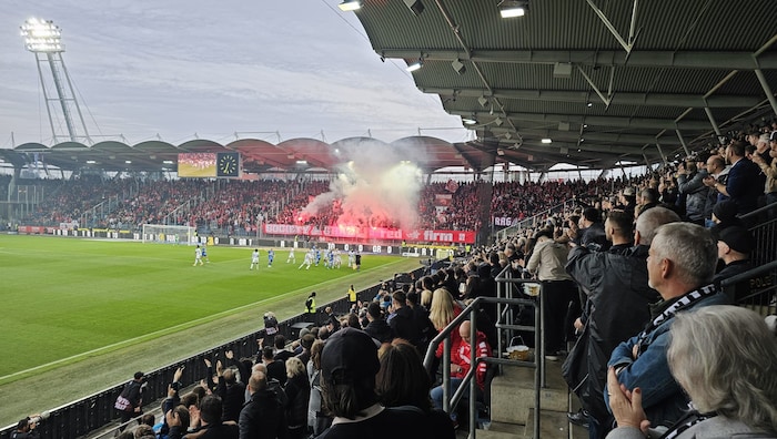 The Sturm players cheered in front of the GAK sector.