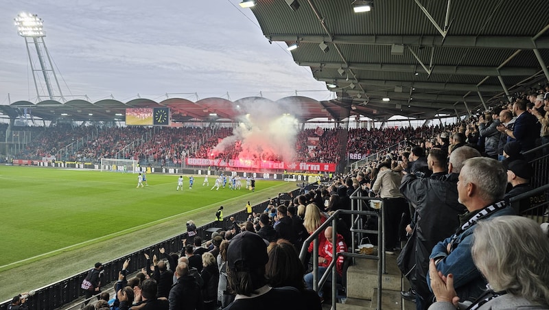 Here the Sturm fans cheer in front of the GAK sector. (Bild: „Krone“)