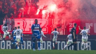 Beim Grazer Derby brannte das Feuer, am Feld und auf den Tribünen. Ausschreitungen blieben aber aus. (Bild: AP ( via APA) Austria Presse Agentur/ERWIN SCHERIAU)