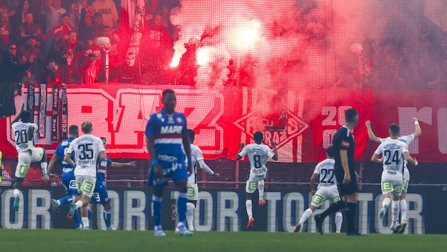 The Sturm players cheered in front of the GAK sector. (Bild: AP ( via APA) Austria Presse Agentur/ERWIN SCHERIAU)