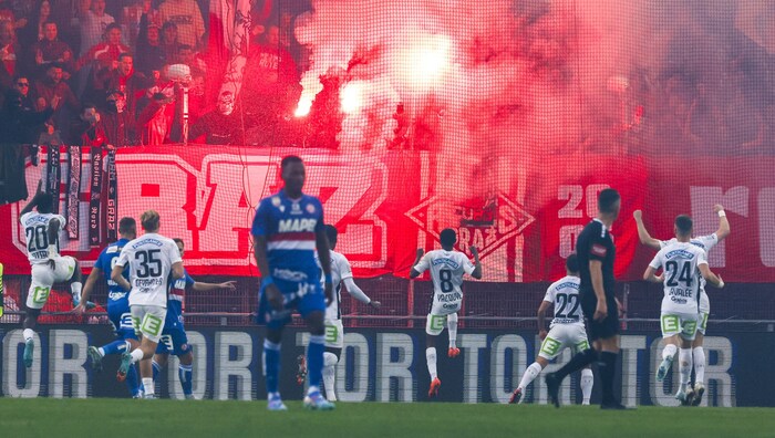 Diese Szene sorgte im Stadion für Unruhe: Die Sturm-Spieler bejubeln das 1:0 vor den GAK-Fans.