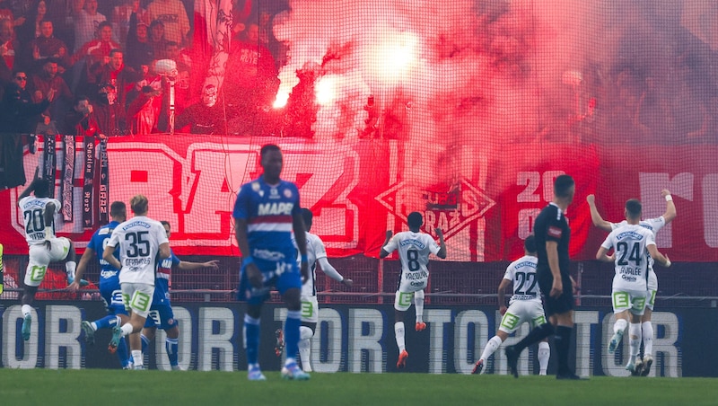 This scene caused unrest in the stadium: The Sturm players celebrate the 1:0 in front of the GAK fans. (Bild: AP ( via APA) Austria Presse Agentur/ERWIN SCHERIAU)