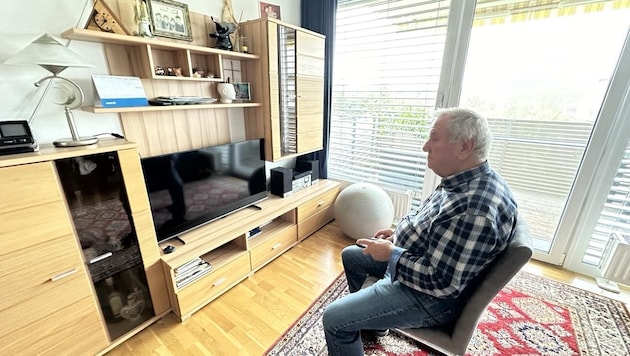 Robert Gamauf would like to watch a program from time to time, but his TV has something against it. (Bild: Schulter Christian)