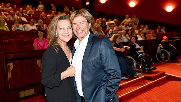 Hansi Hinterseer mit Gattin Romana bei einer Filmvorführung im Europapark Rust. (Bild: Babirad Picture)