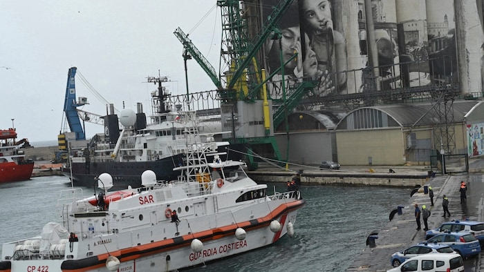 Die Migranten kamen am Samstagnachmittag im süditalienischen Bari an.